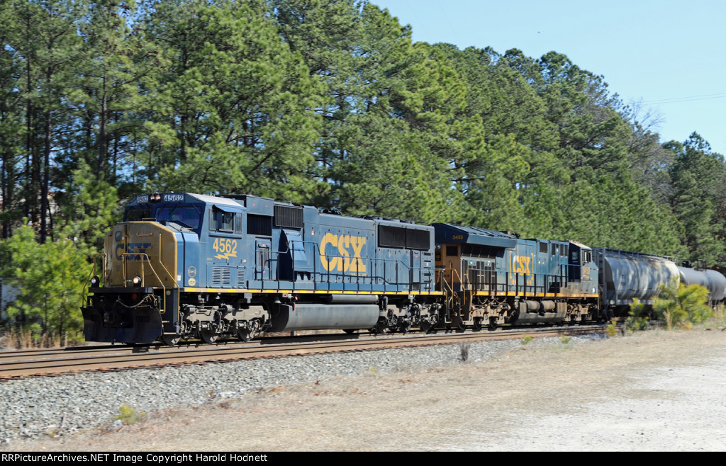 CSX 4562 & 3453 lead train L619-21 southbound